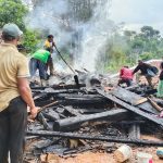 Polsek Cisompet Bantu Padamkan Kebakaran Yang Menimpa Rumah Warga Di Desa Margamulya