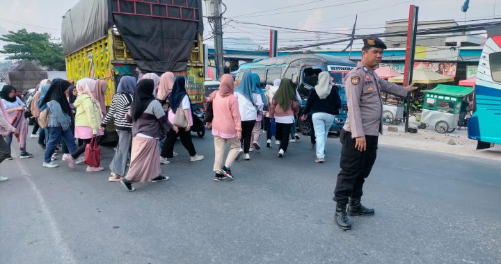 Polsek leles polres Garut berikan pelayanan jam rawan pagi di jl. raya leles