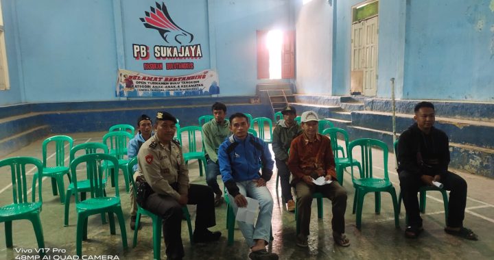 ANGGOTA POLSEK CISEWU POLRES GARUT  MELAKSANAKAN SOSIALISASI POLMAS KEPADA MASYARAKAT DESA GIRIMUKTI