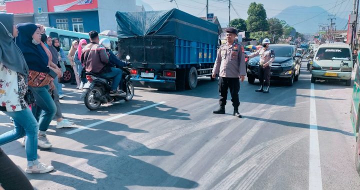 Gatur jam rawan pagi personil polsek leles polres Garut di jl. raya leles