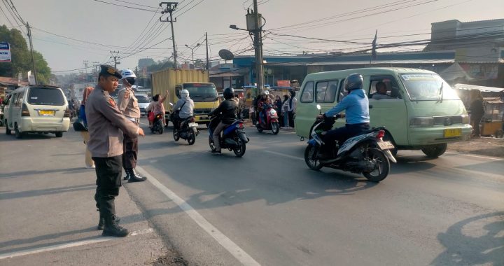 Gatur jam rawan pagi personil polsek leles polres Garut di jl. raya leles