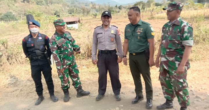 Bhabinkamtibmas polsek leles polres Garut  laksanakan Sinergitas Tni Polri di kp. pangampaan