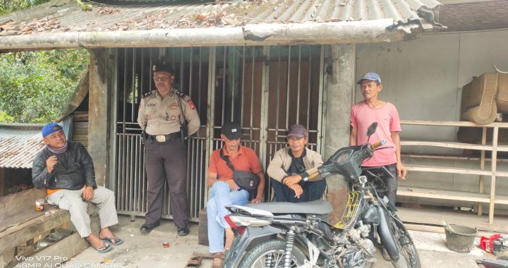 ANGGOTA POLSEK CISEWU POLRES GARUT  MELAKSANAKAN SOSIALISASI POLMAS KEPADA MASYARAKAT DESA KARANGSEWU