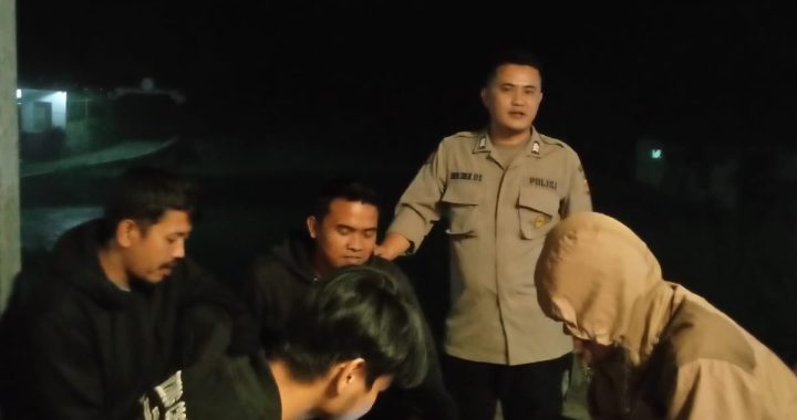 ANGGOTA POLSEK CISEWU POLRES GARUT  MELAKSANAKAN SOSIALISASI POLMAS KEPADA MASYARAKAT DESA CISEWU