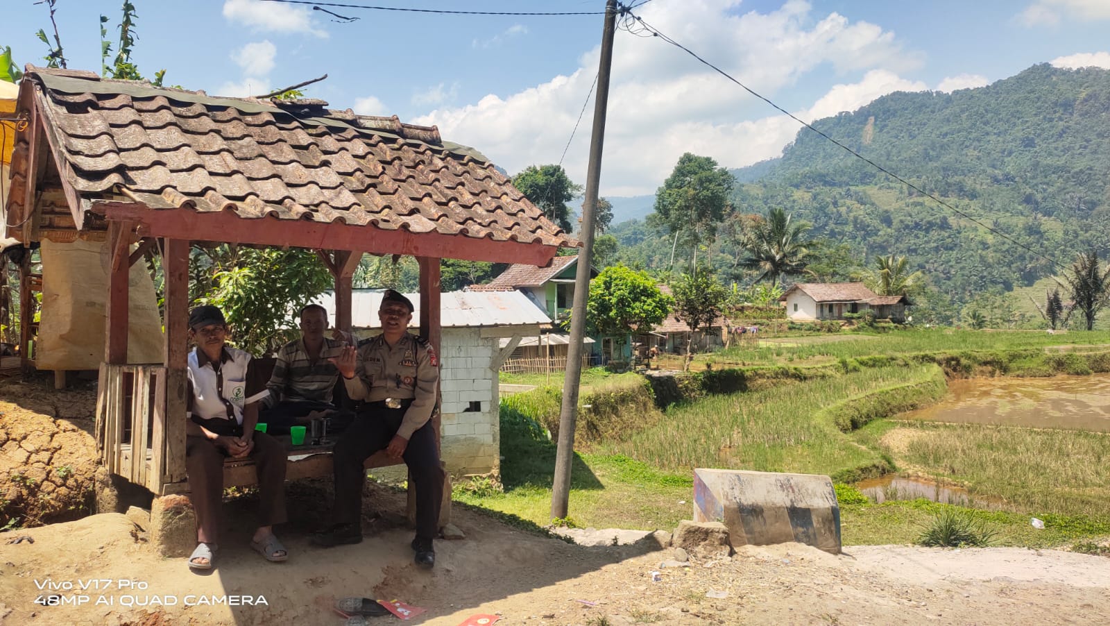 MENGADAKAN GIAT SAMBANG WARGA DESA KARANGSEWU OLEH ANGGOTA POLSEK CISEWU