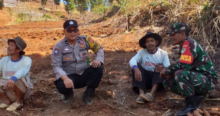 melaksanakan sambang rw polsek cibiuk bhabinkamtibmas