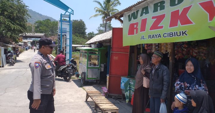 Anggota polsek cibiuk melaksanakan patroli dialogis ke pegunjung tempat wisata religi di cibiuk