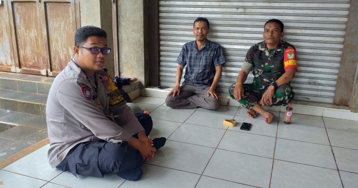 melaksanakan sambang rw polsek cibiuk bhabinkamtibmas