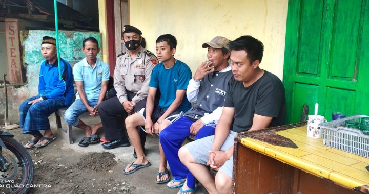 ANGGOTA POLSEK CISEWU POLRES GARUT  MELAKSANAKAN SOSIALISASI POLMAS KEPADA MASYARAKAT DESA CIKARANG