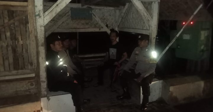 Patroli kryd malam personil polsek leles polres Garut di Ds. sukarame