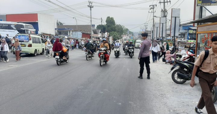 Kegiatan Gatur jam rawan pagi personil polsek leles polres Garut di sp3 skj leles