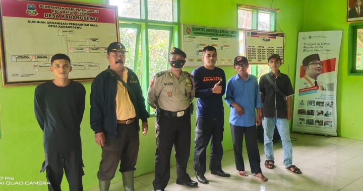 ANGGOTA POLSEK CISEWU POLRES GARUT  MELAKSANAKAN SOSIALISASI POLMAS KEPADA MASYARAKAT DESA KARANGSEWU