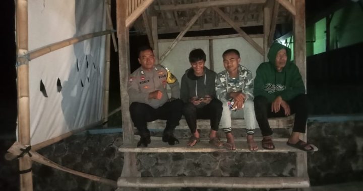 kegiatan rutin patroli kryd malam polsek leles polres garut bersama warga masyarakat di Ds.Jangkurang