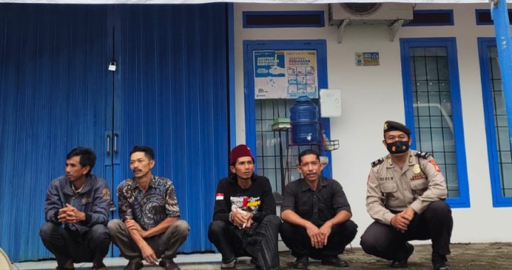 ANGGOTA POLSEK CISEWU POLRES GARUT  MELAKSANAKAN SOSIALISASI POLMAS KEPADA MASYARAKAT DESA SUKAJAYA