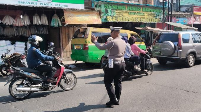 Polisi Wanaraja Bantu Warga Menyeberang Jalan