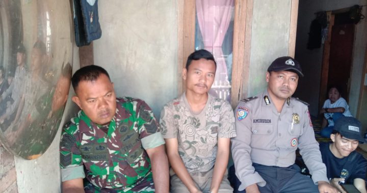 Rutinitas Kegiatan Sinergitas Tni Polri Anggota polsek leles polres Garut di kp. Sayuran