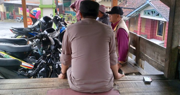 SAMBANG WARGA DESA KARANGSEWU OLEH ANGGOTA POLSEK CISEWU