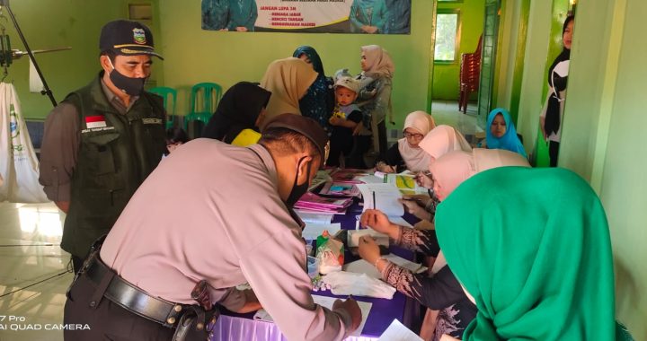 ANGGOTA POLSEK CISEWU POLRES GARUT  MELAKSANAKAN SOSIALISASI POLMAS KEPADA MASYARAKAT DESA PAMALAYAN