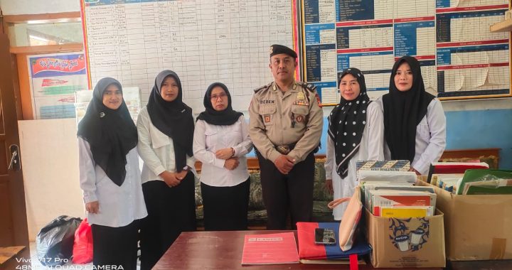 ANGGOTA POLSEK CISEWU POLRES GARUT  MELAKSANAKAN SOSIALISASI POLMAS KEPADA MASYARAKAT DESA PANGGALIH