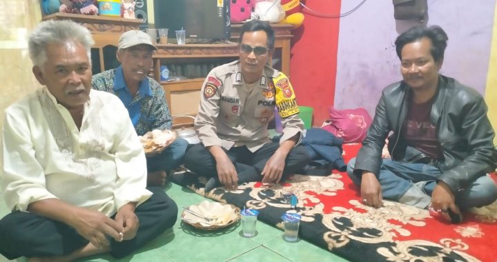 Bhabinkamtibmas polsek leles polres garut melaksanakan ngariung kamtibmas di kp. pasirwaas