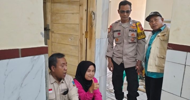 cegah kejahatan personil polsek leles polres garut laksanakn ngariung kamtibmas di kp. salamnunggal