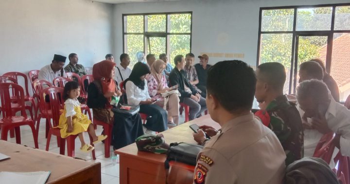 ANGGOTA POLSEK CISEWU POLRES GARUT  MELAKSANAKAN SOSIALISASI POLMAS KEPADA MASYARAKAT DESA CIKARANG