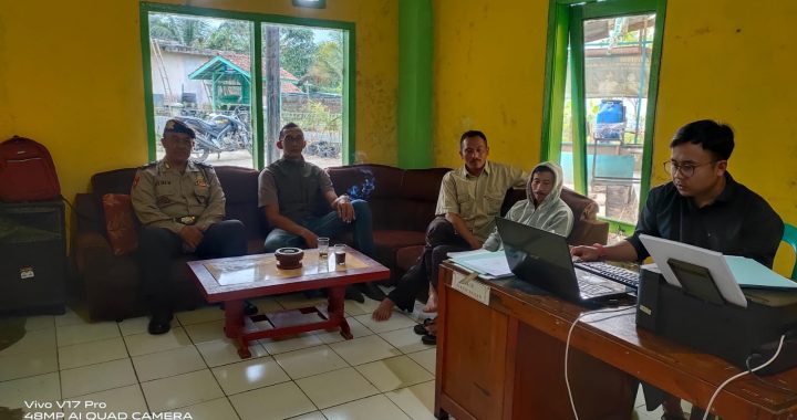 ANGGOTA POLSEK CISEWU POLRES GARUT  MELAKSANAKAN SOSIALISASI POLMAS KEPADA MASYARAKAT DESA PAMALAYAN