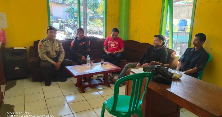 ANGGOTA POLSEK CISEWU POLRES GARUT  MELAKSANAKAN SOSIALISASI POLMAS KEPADA MASYARAKAT DESA CISEWU