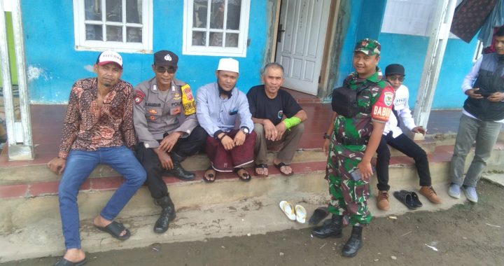 Bhabinkamtibmas polsek leles polres garut melaksanakan Sinergitas Tni Polri di kp. leweungtiis