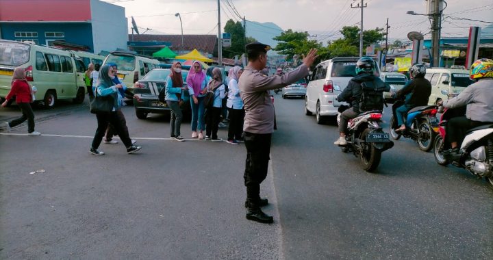 Kegiatan rutin Gatur jam rawan pagi personil piket polsek leles polres Garut di smpn 1 Leles