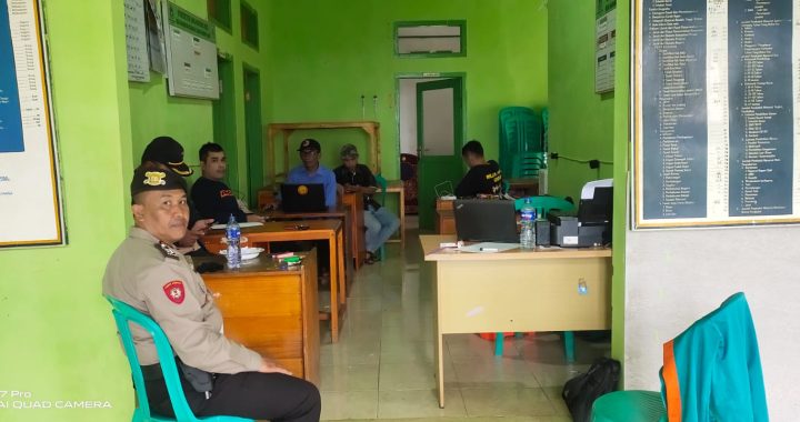 ANGGOTA POLSEK CISEWU POLRES GARUT  MELAKSANAKAN SOSIALISASI POLMAS KEPADA MASYARAKAT DESA KARANGSEWU