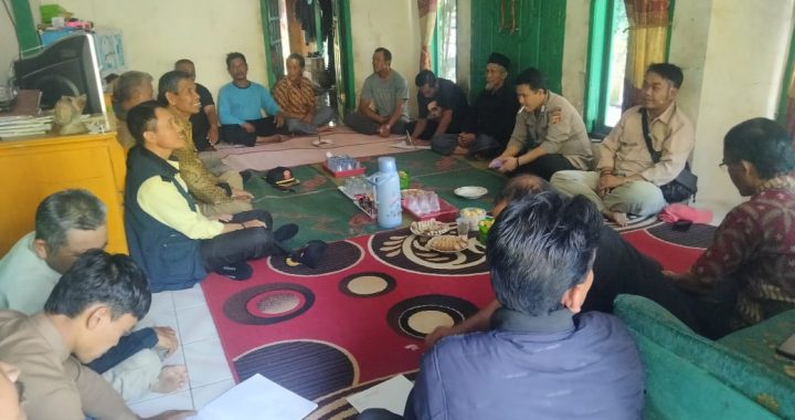 ANGGOTA POLSEK CISEWU POLRES GARUT  MELAKSANAKAN SOSIALISASI POLMAS KEPADA MASYARAKAT DESA PAMALAYAN