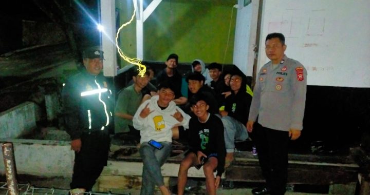 Kegiatan Rutin Patroli kryd malam personil polsek leles polres garut di Ds. Haruman