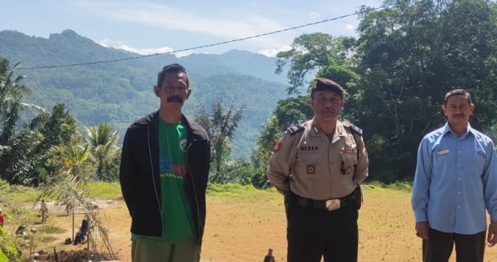 ANGGOTA POLSEK CISEWU POLRES GARUT  MELAKSANAKAN SOSIALISASI POLMAS KEPADA MASYARAKAT DESA MEKARSEWU