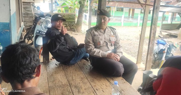 ANGGOTA POLSEK CISEWU POLRES GARUT  MELAKSANAKAN SOSIALISASI POLMAS KEPADA MASYARAKAT DESA CIKARANG