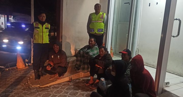 GIAT PATROLI KRYD DI  DESA KARANGMULYA OLEH POLSEK KARANGPAWITAN