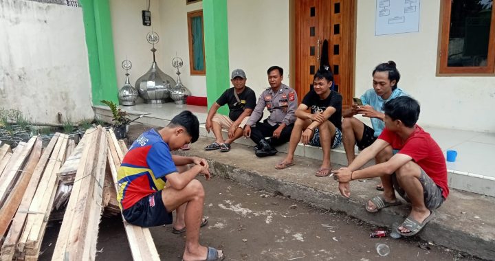 Bhabinkamtibmas polsek leles polres Garut laksanakan kegiatan ngariung kamtibmas