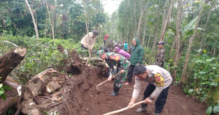 Personil Polsek Cilawu Lakukan Giat Bersama Warga