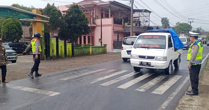 Personil Polsek Cilawu Menggelar Gatur Lalu Lintas