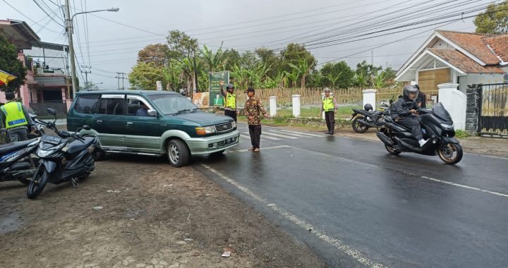 Personil Polsek Cilawu Melaksanakan Gatur Lalu Lintas