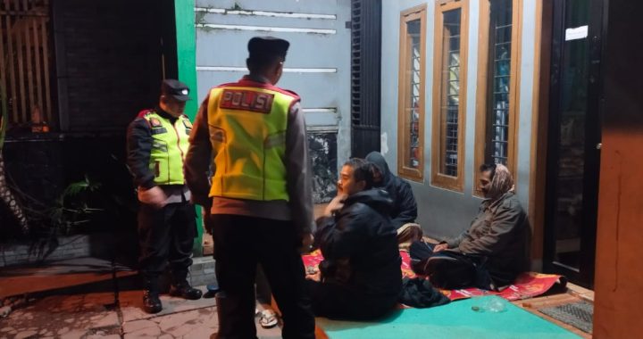 Personil Polsek Cilawu Lakukan Patroli Sambang Di Desa Sukamaju