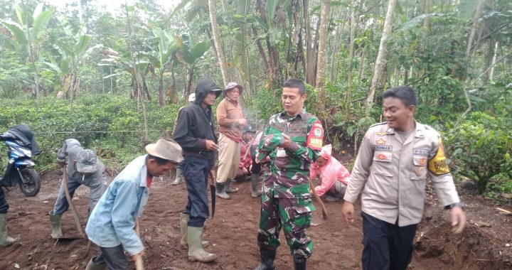 Personil Polsek Cilawu Melakukan Giat Bersama Warga