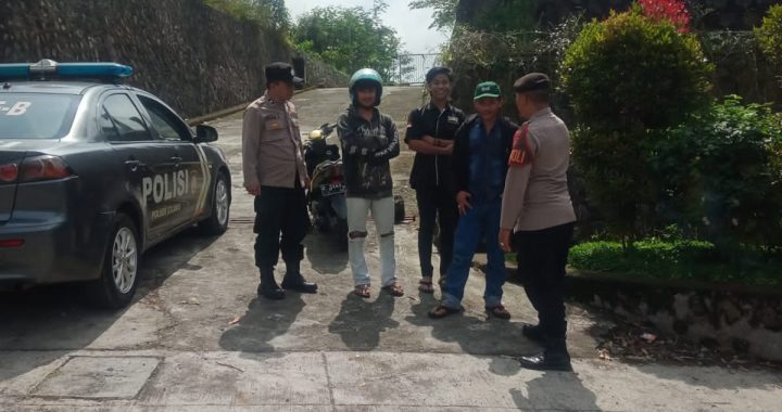 Personil Polsek Cilawu Adakan Patroli Sambang Di Desa Sukamaju