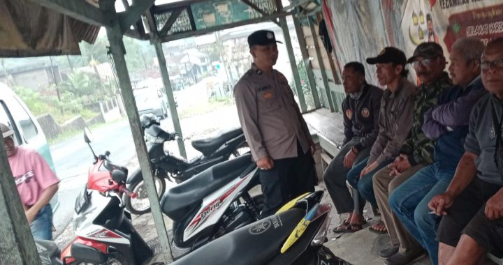 Personil Polsek Cilawu Lakukan Patroli Sambang Di Desa Ngamplangsari