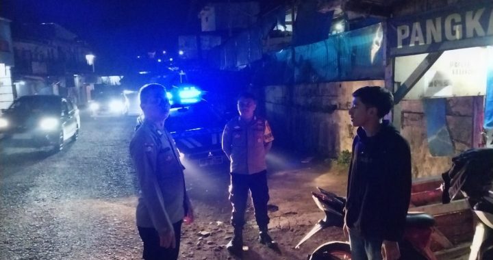 Personil Polsek Cilawu Lakukan Patroli Dialogis Di Desa Ngamplang