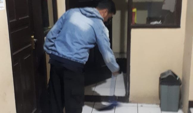 Personel Polsek Cilawu Menggelar Bersih Mako