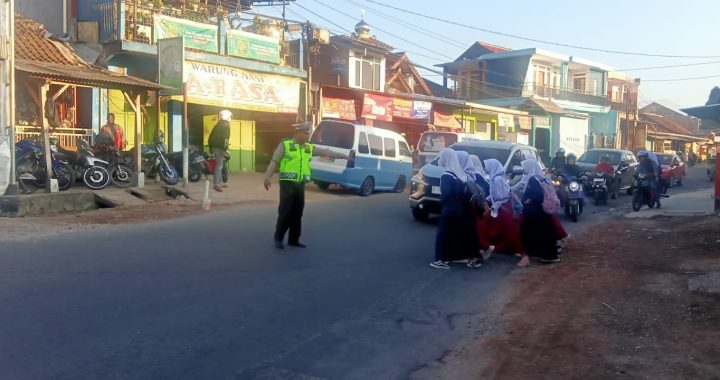 Personil Polsek Cilawu Gelar Gatur Lalu Lintas