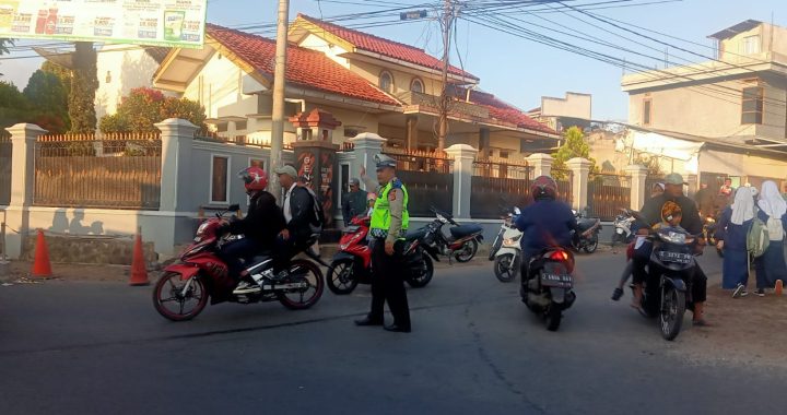 Personil Polsek Cilawu Lakukan Gatur Lalu Lintas