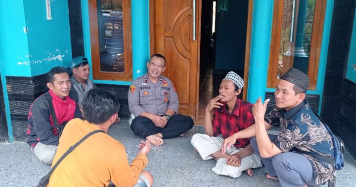 Anggota Polsek Singajaya ngariung kamtibmas bersama warga Desa Toblong