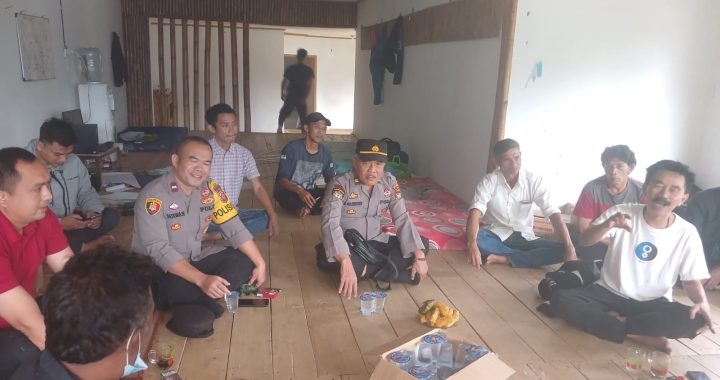 Kanit Binmas Polsek Singajaya ngariung kamtibmas bersama warga Desa Saribakti